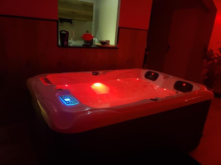 Bulles Etoilees Appartement Avec Jacuzzi Prive Montrevel-en-Bresse Exterior photo