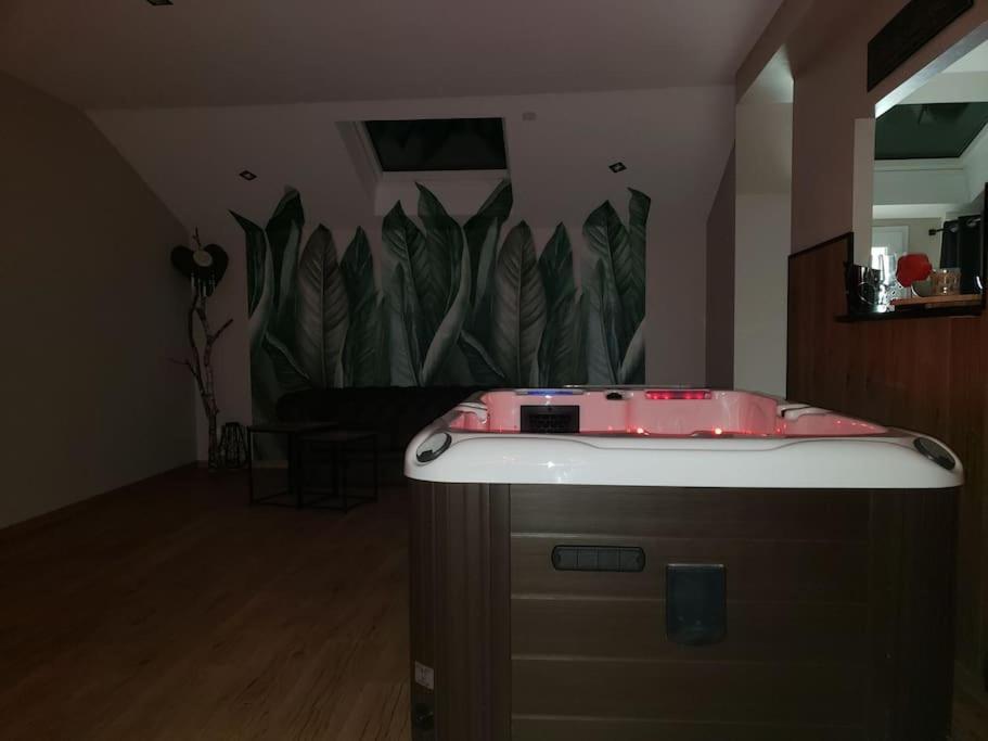 Bulles Etoilees Appartement Avec Jacuzzi Prive Montrevel-en-Bresse Exterior photo